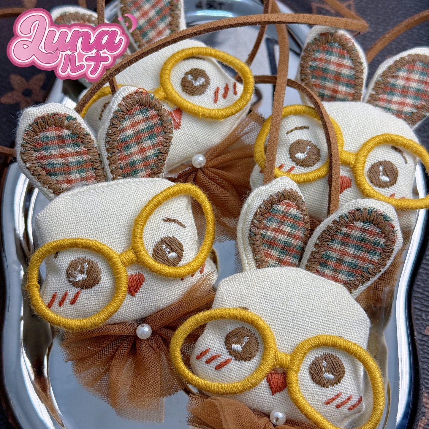 『F015』手作り、かわいい眼鏡をかけたウサギ