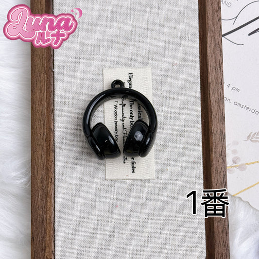 『C032』アクリルヘッドホン (Akuriru heddohon)